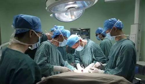 男子被卡车碾压医生拼尽全力,珠海一男子被碾压