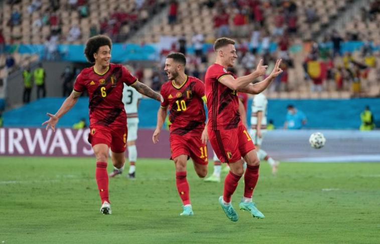 c罗高高跃起头球把球砸向了球门,c罗脱下队长袖标怒摔草坪上