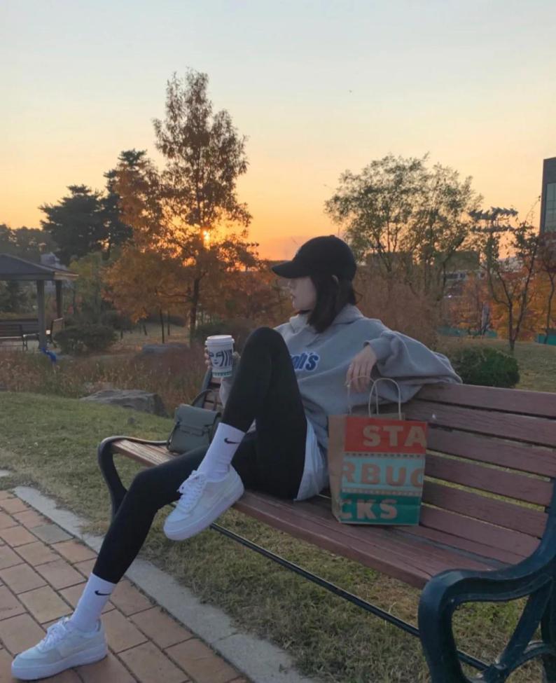 今年流行这样的鲨鱼裤舒适不紧绷,今年冬天最流行鲨鱼裤穿搭