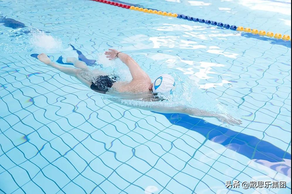 游泳池消毒剂是什么,游泳池里面的消毒剂对人体有害吗