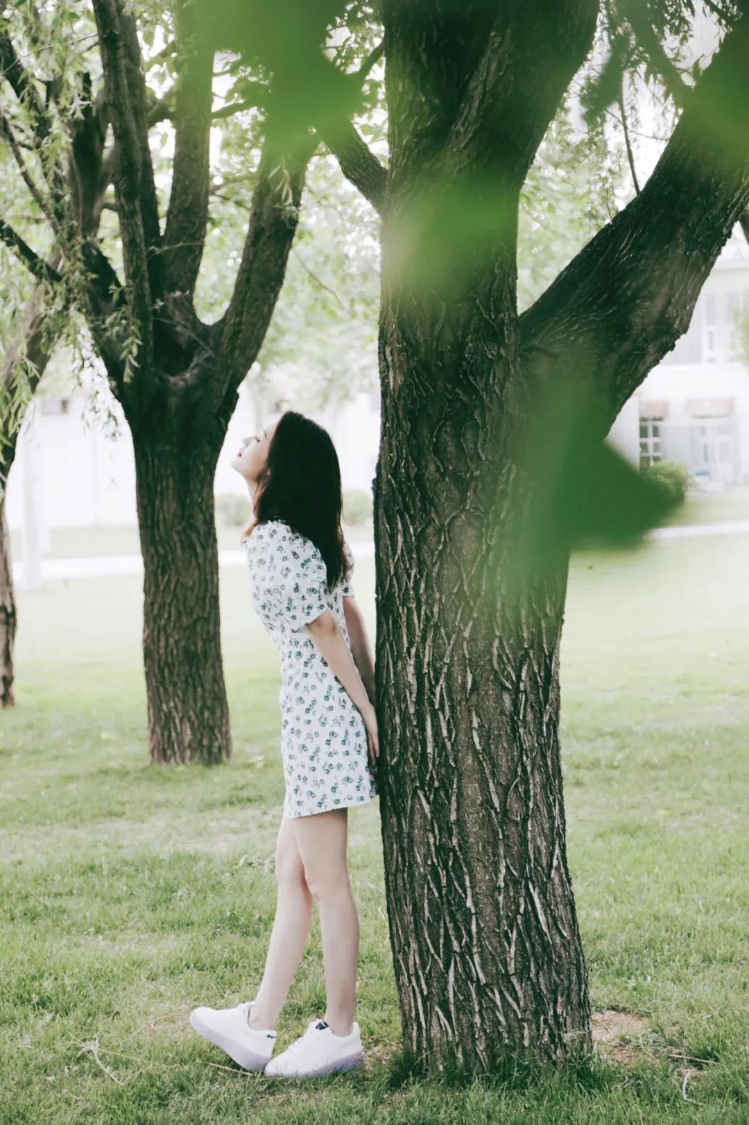 何穗冬天穿衣搭配技巧 (何穗的日常穿搭简单大方又有气质)