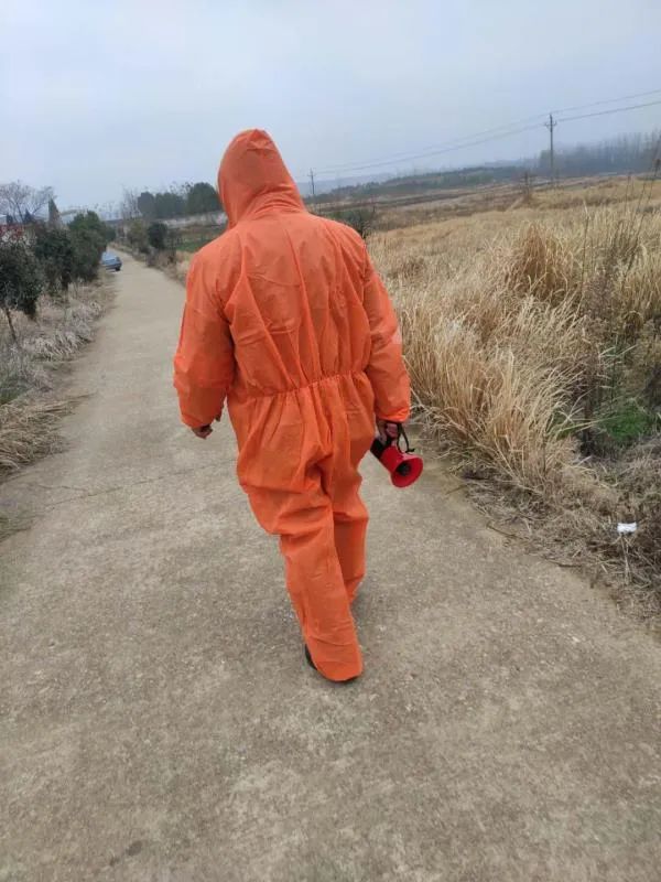 基层干部抗疫坚守岗位,深夜抗疫一线坚守岗位的平凡人