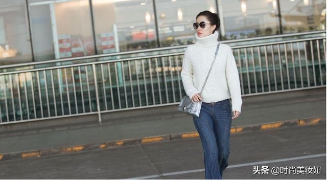 43岁刘敏涛真时尚,高领毛衣配喇叭裤显高显瘦,167身材太惊艳