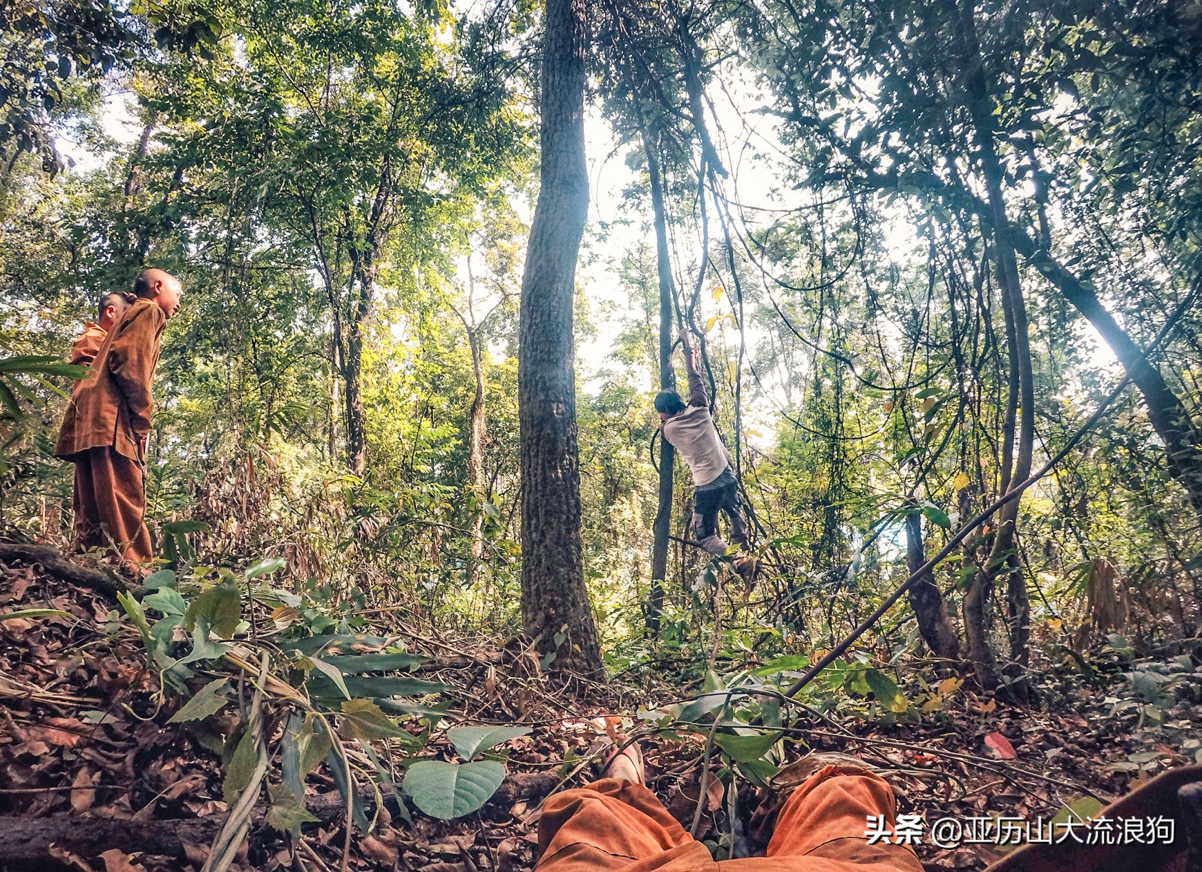 中缅边境的佛寺,旅途中遇到藏区僧人