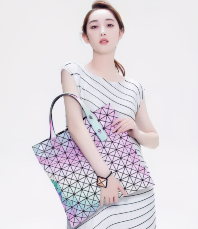 三宅一生包包米白色和奶茶色对比,三宅一生顶级原单包包多少钱