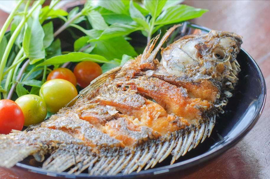 怎样挂糊煎鱼不破皮,煎鱼怎么不破皮不糊锅的小窍门