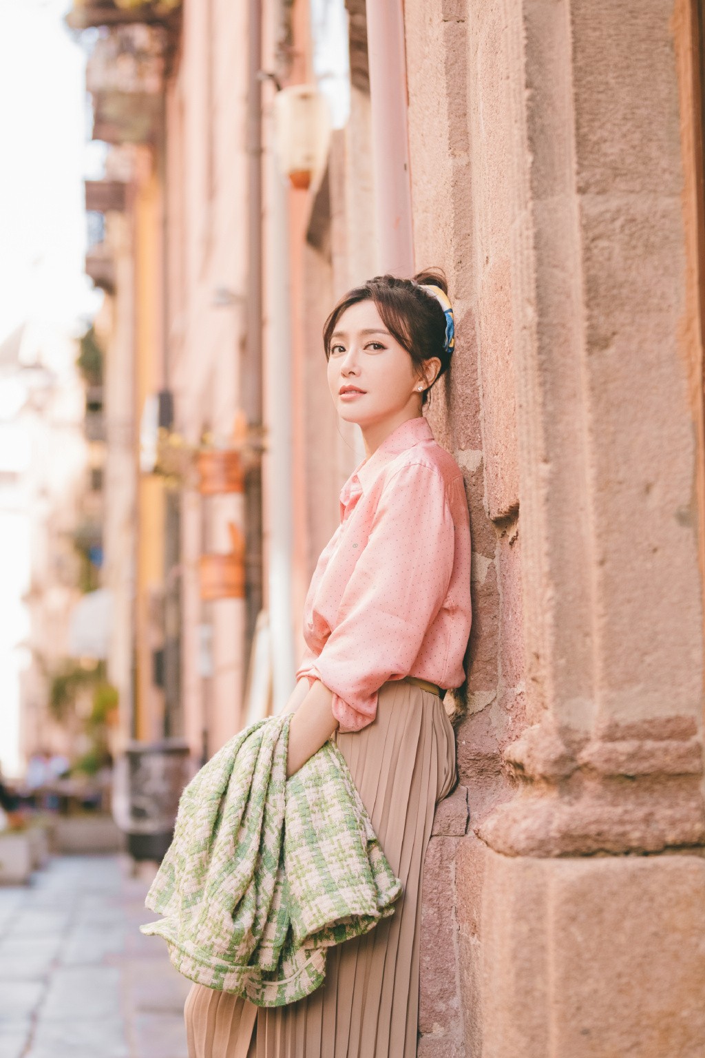 秦岚的状态真好穿圆领长裙走红毯,秦岚凸显迷人的穿搭