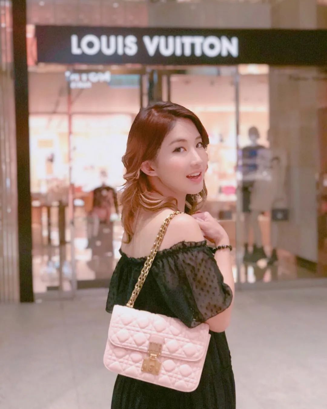 恭喜！27岁TVB亲生女与球员姐弟恋，父亲是身家十亿的LED灯大王