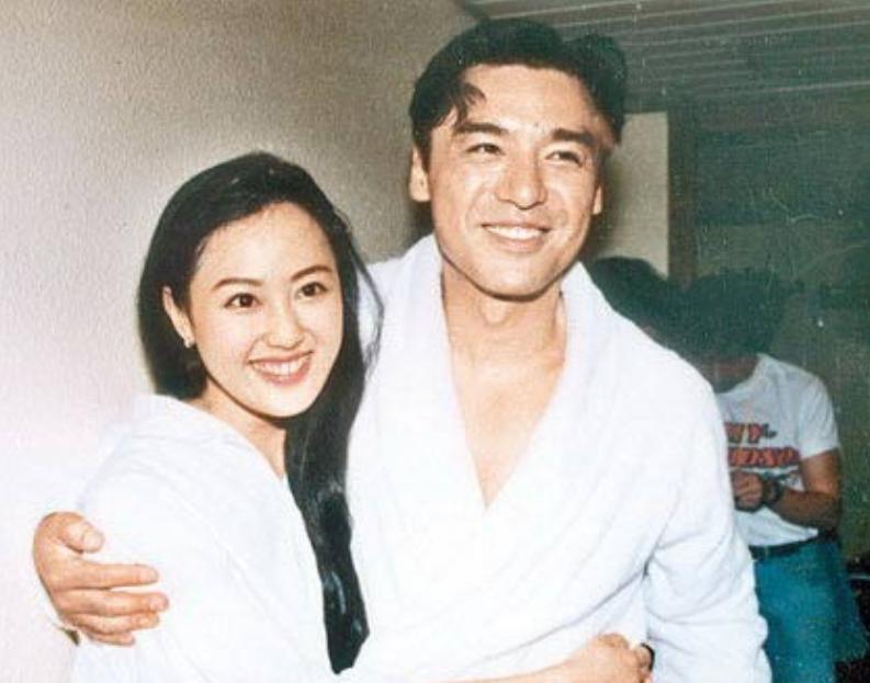 现在是章小蕙有钱还是钟镇涛有钱,钟镇涛和章小蕙到底欠多少钱