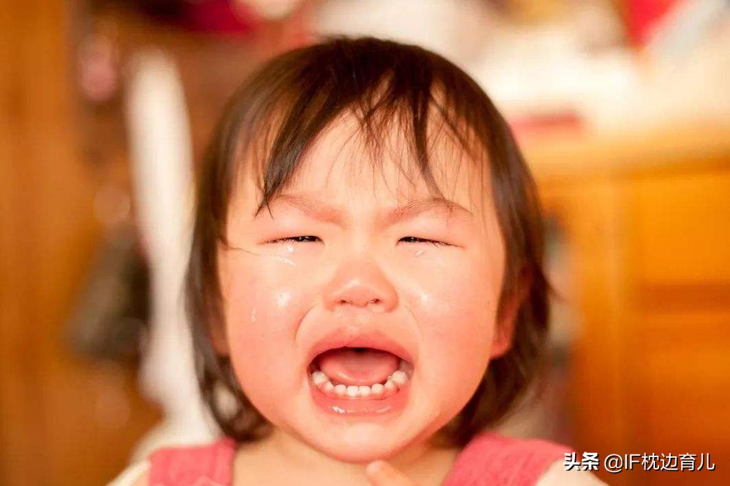 女儿把爸爸新买的手机摔坏了,4岁女儿摔坏爸爸的手机