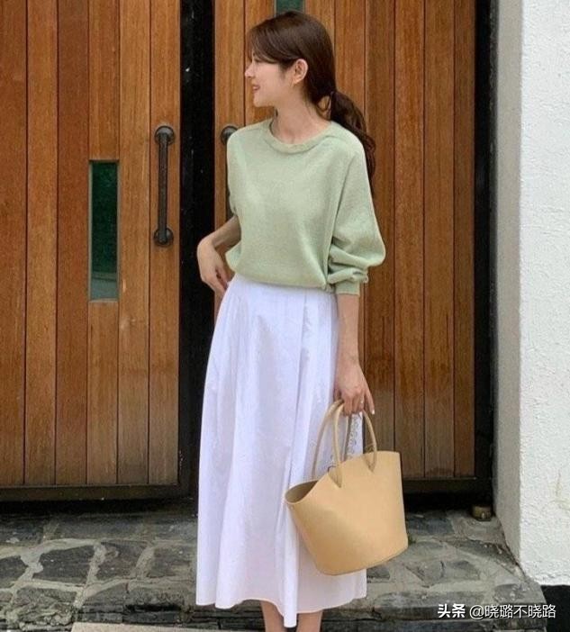 今年流行的t恤裤子搭配2021夏天,今年流行的宽松t恤搭配女