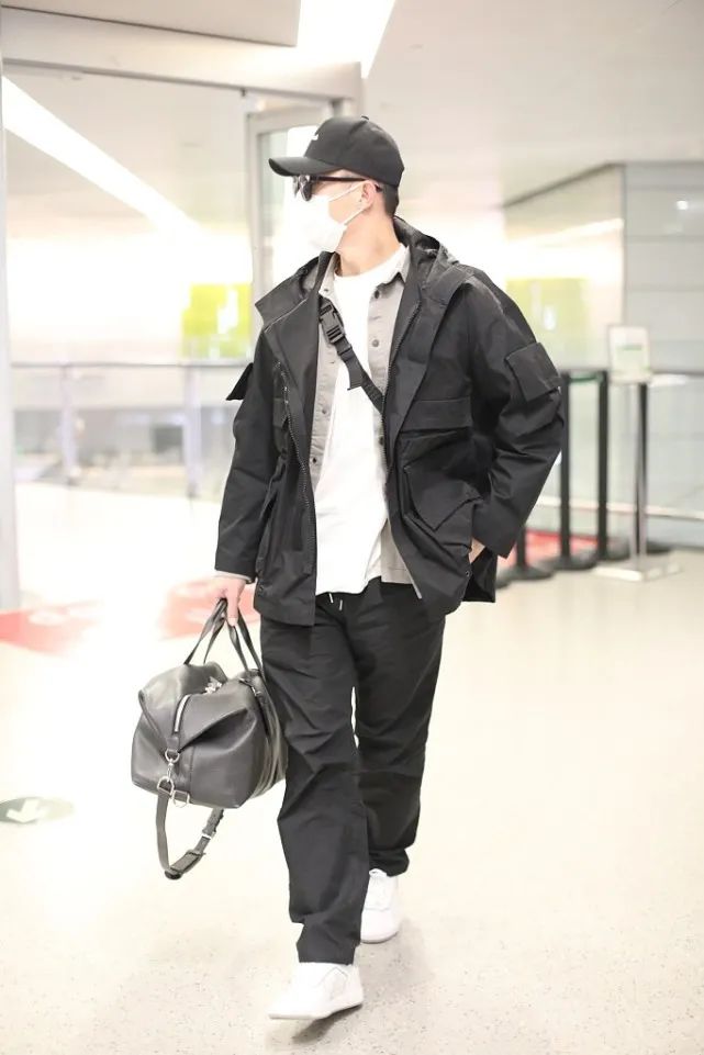 黄景瑜黑色的皮马甲怎么配好看,黄景瑜穿搭技巧