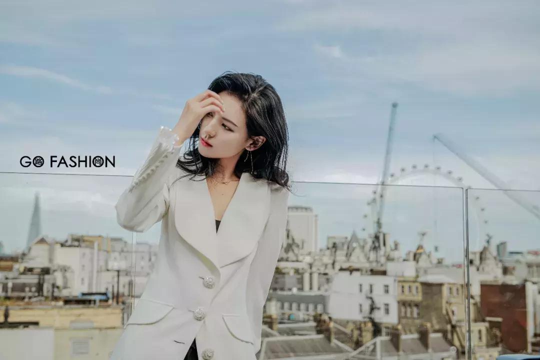 张予曦戴金丝框眼镜,张予曦银色服装