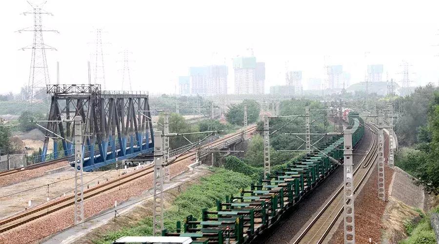 郑州的高架桥上看火车，铁龙慢游咣~咣~铛~铛