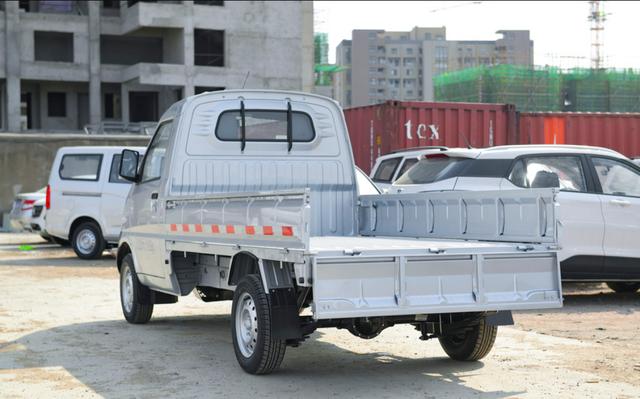 五菱荣光小卡1.5准新车多少钱,五菱荣光双排1.5小卡是什么发动机