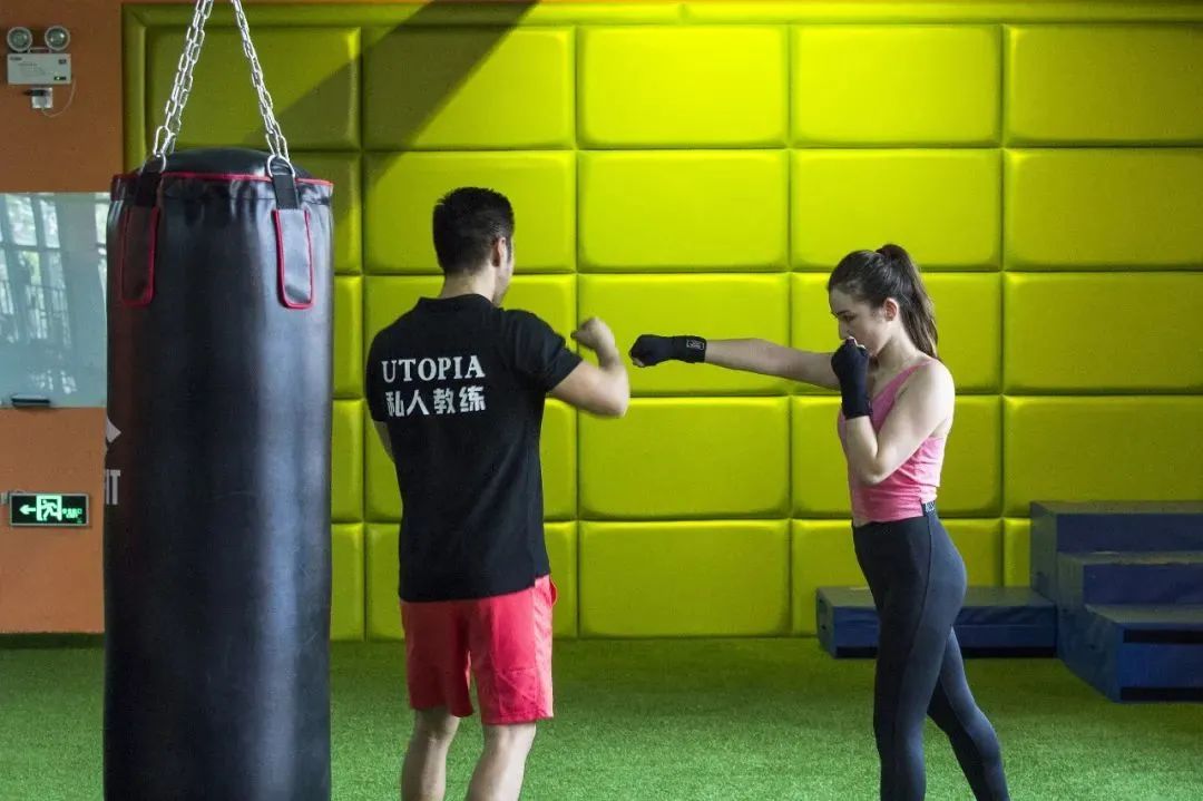 这姑娘月薪8K,*款贷**60W区去健身?