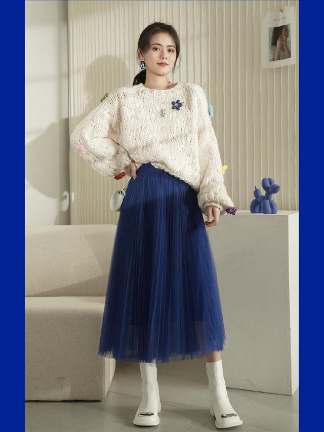 克莱因蓝色配色高级感,克莱因蓝到底有多显白