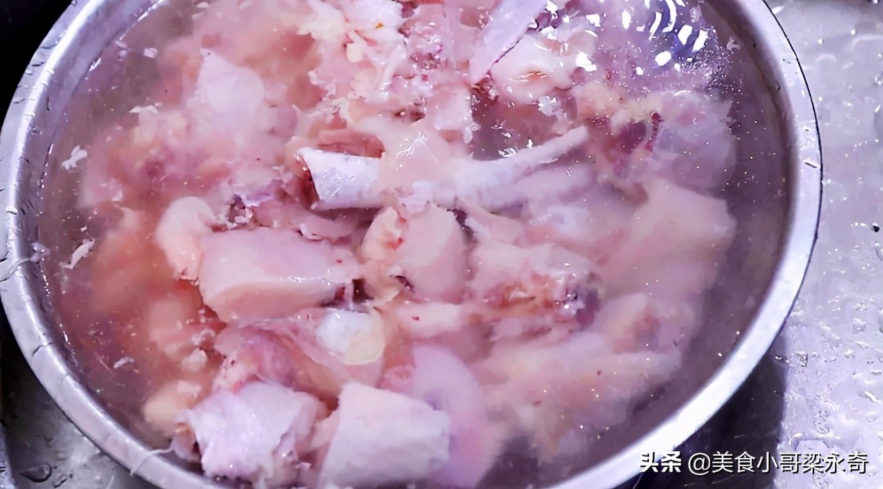 炖鸡焯水最正确的做法,炖鸡时千万不要焯水