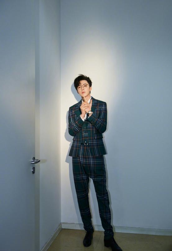 刘宇宁穿水蓝色西装外套饰品,刘宇宁的衣品