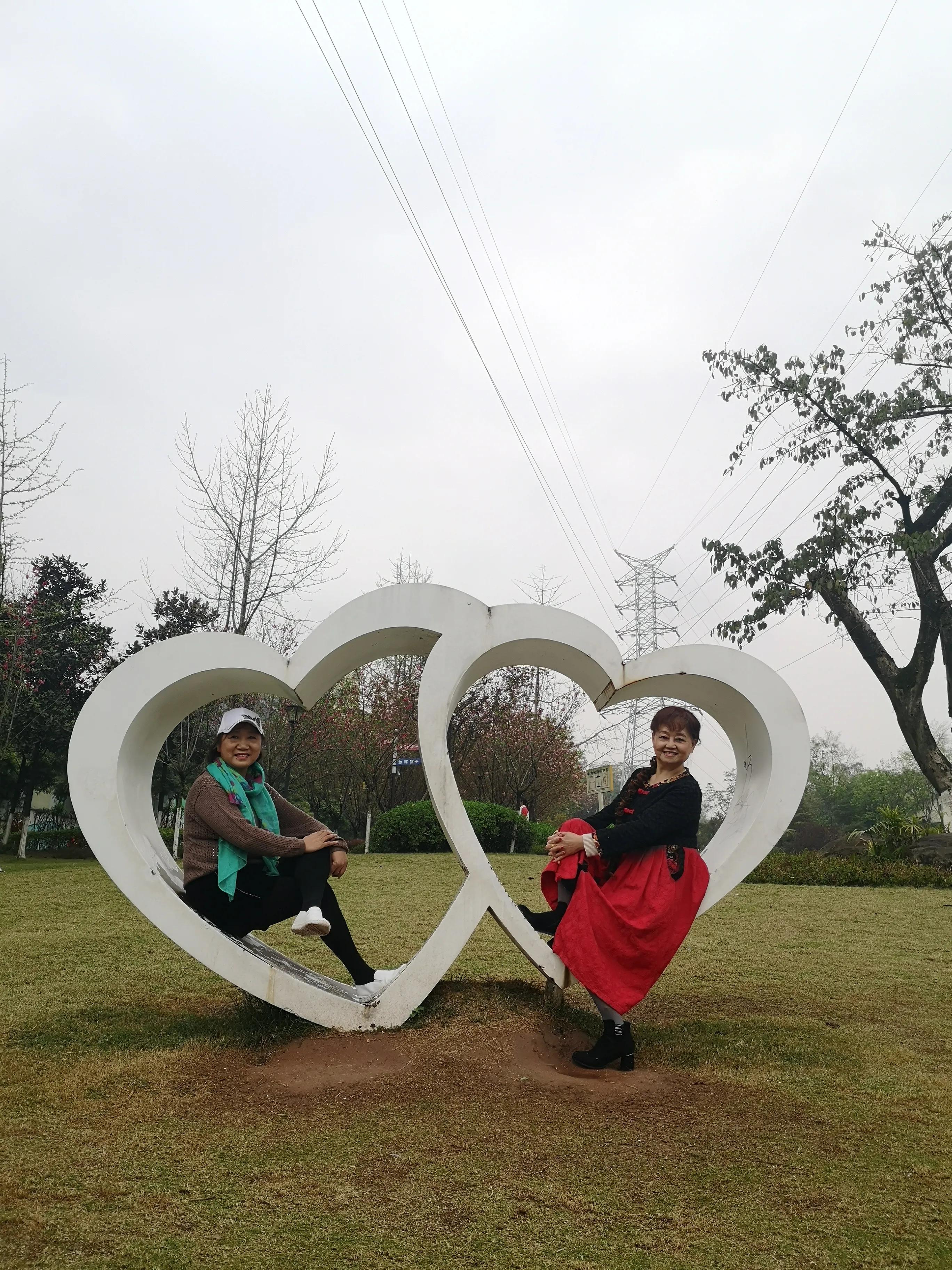 春游和姐妹踏青,春游踏青姐妹拍照