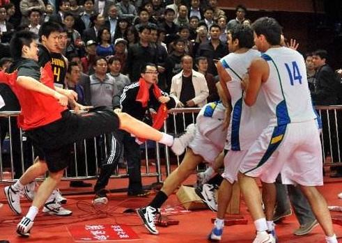 易建联当年在nba的实力,易建联在国际赛场上的霸气视频