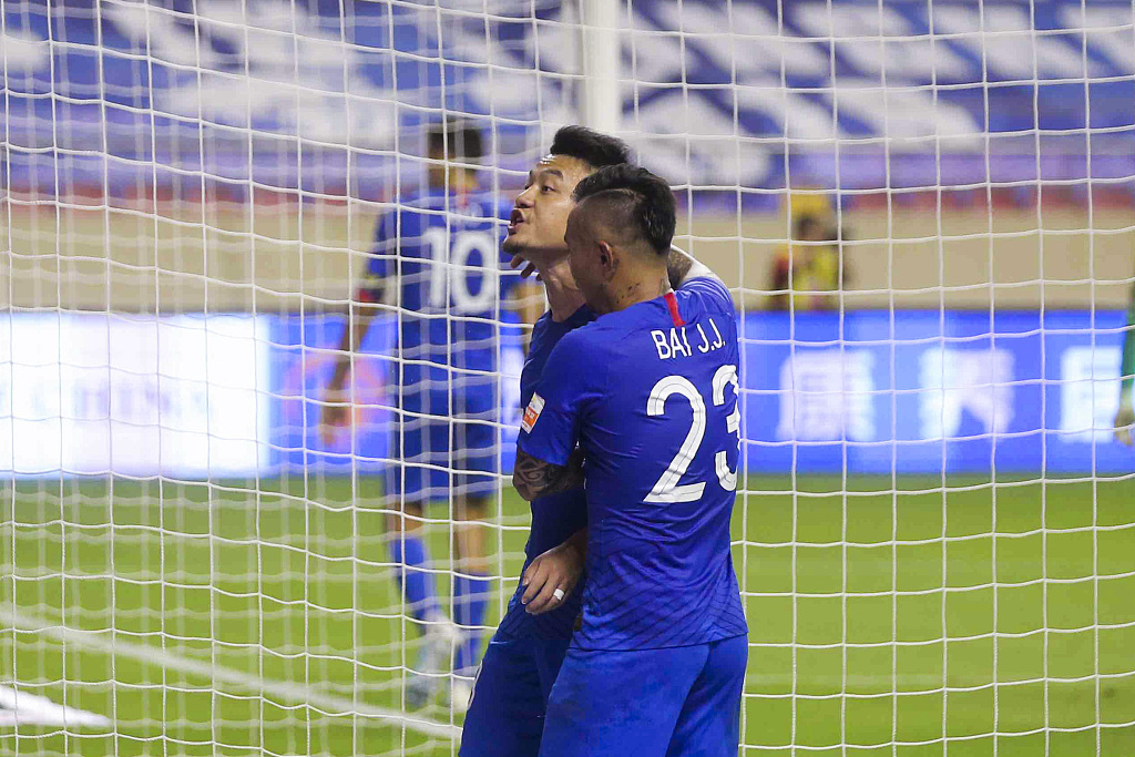 李建滨技不如人就踢人发泄?队友都脸红!申花球迷和曹赟定对骂?