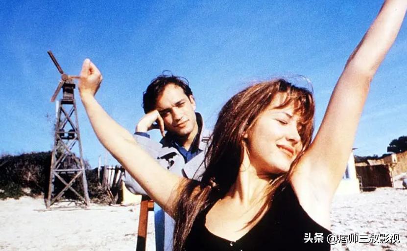 梨涡浅笑，美丽动人的苏菲玛索用她标志性的笑容融化有情郎