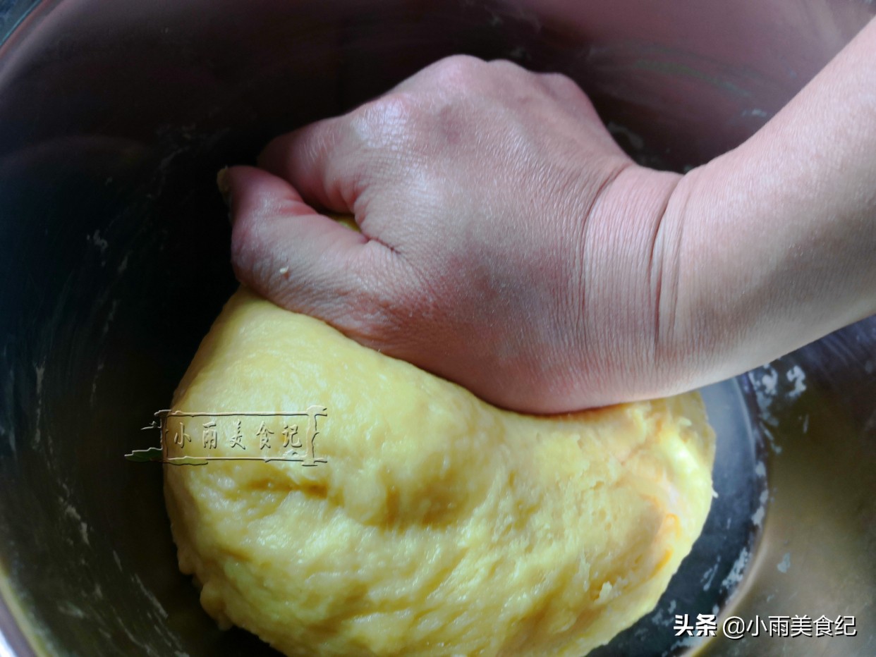 自己在家做烤面包超级简单,烤面包的过程真的很治愈