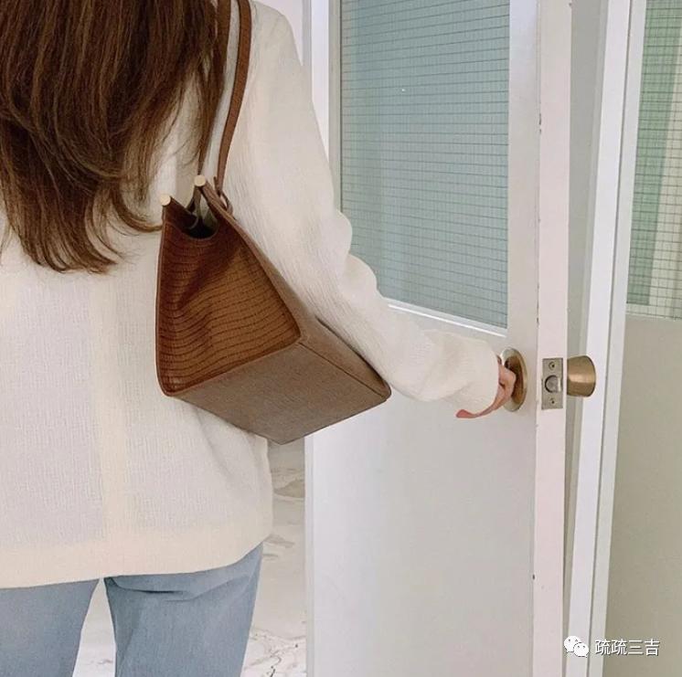 韩剧小女孩看上一款包,韩国小姐姐都背什么包包