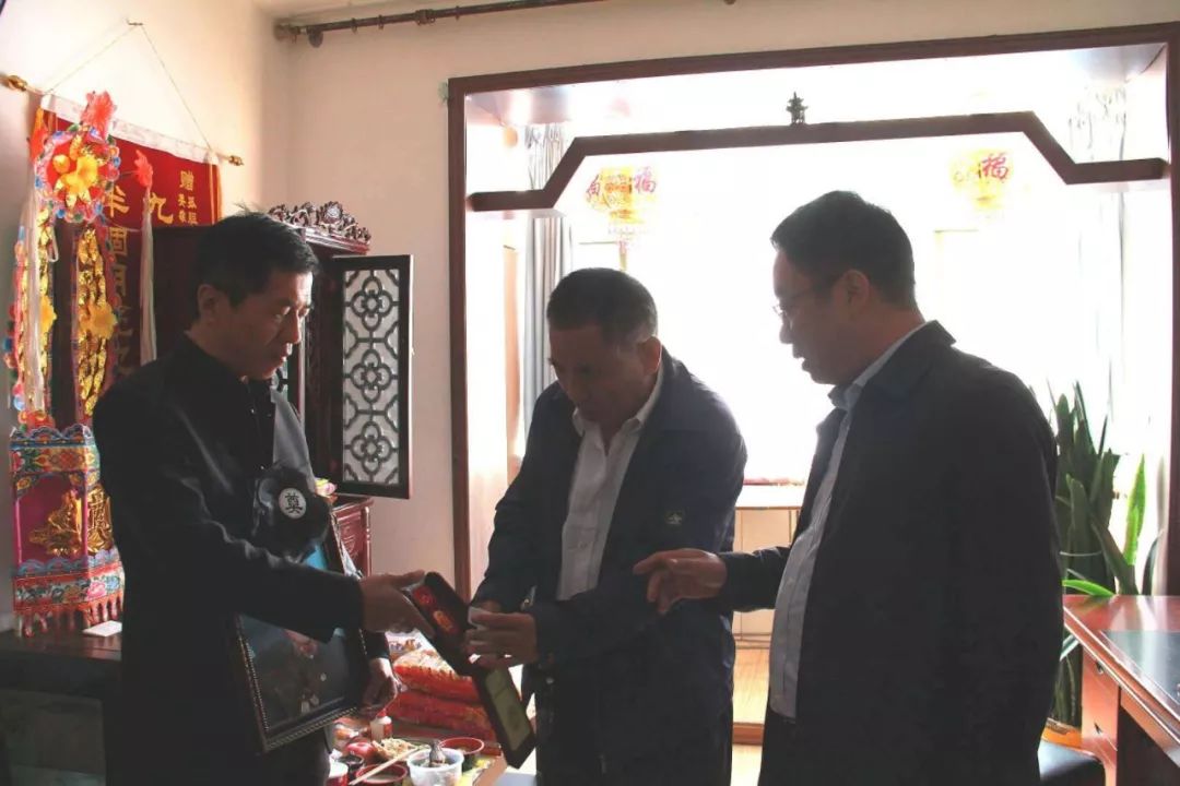 扛过枪打过仗跨过鸭绿江,向历次革命斗争中牺牲的同志致敬