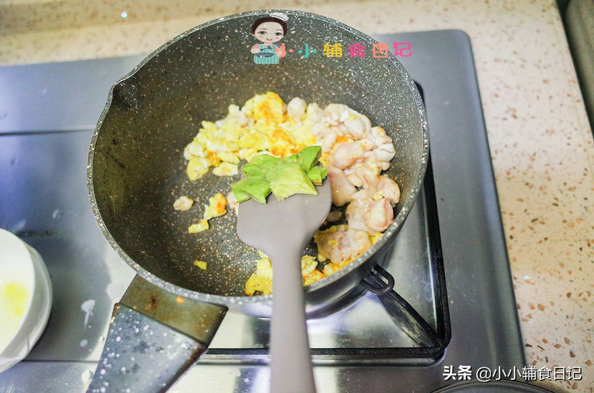 打开了还没熟的牛油果,牛油果第一次吃难吃第二次吃好吃