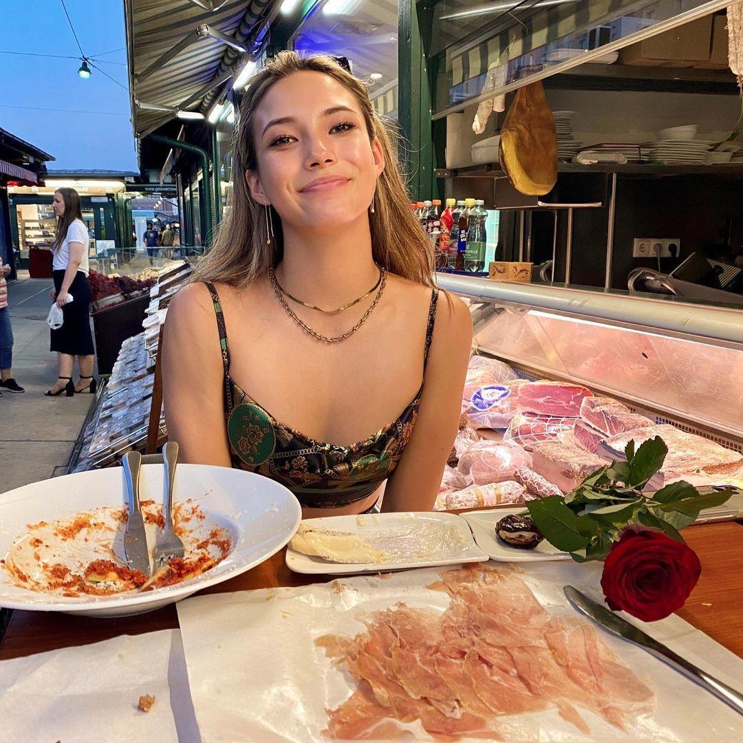 爽文般人生！天才学霸+世界冠军+绝美模特，17岁中美混血女孩火了