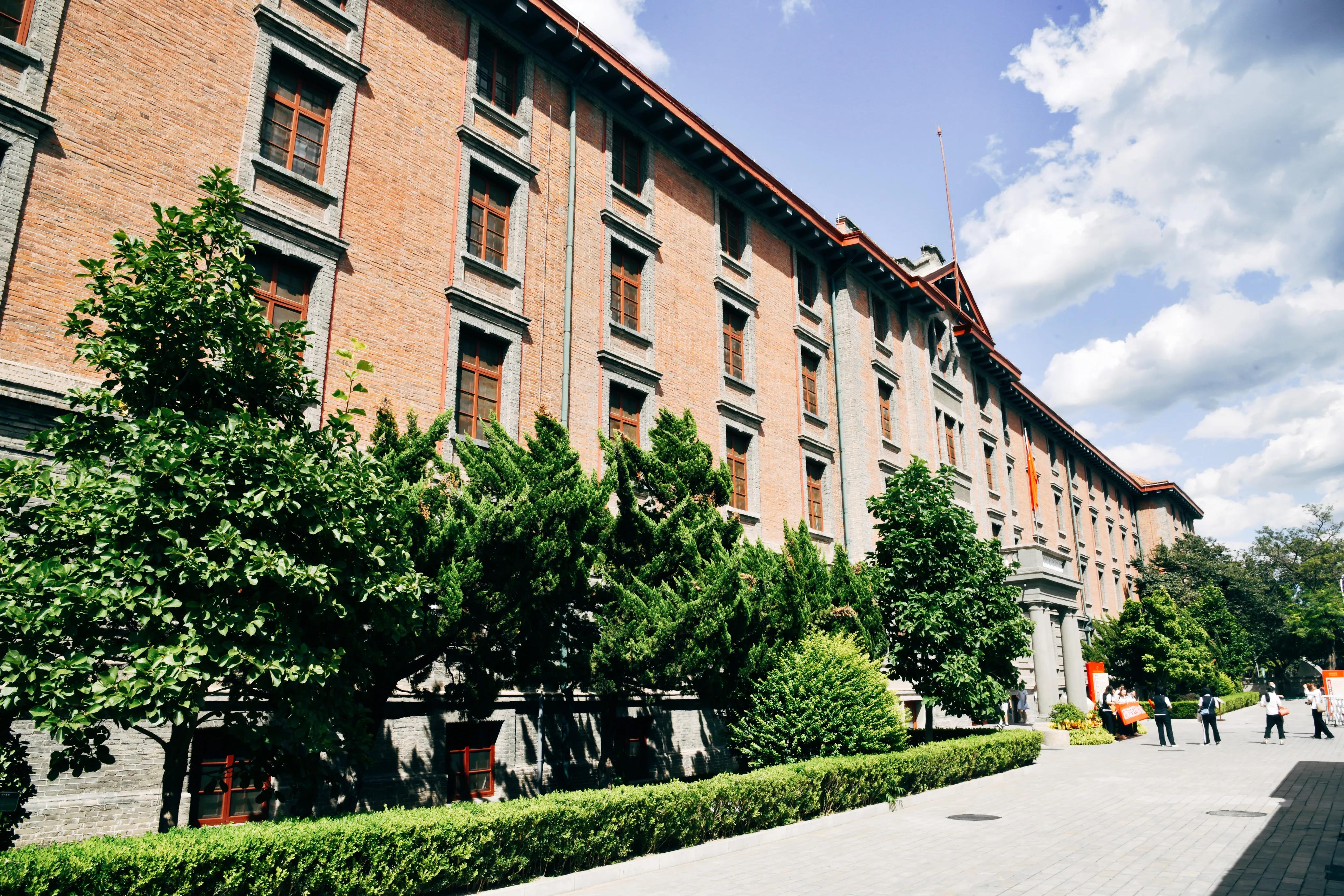 武汉高校中,最美武汉大学,“亚美”属于中南财经政法大学