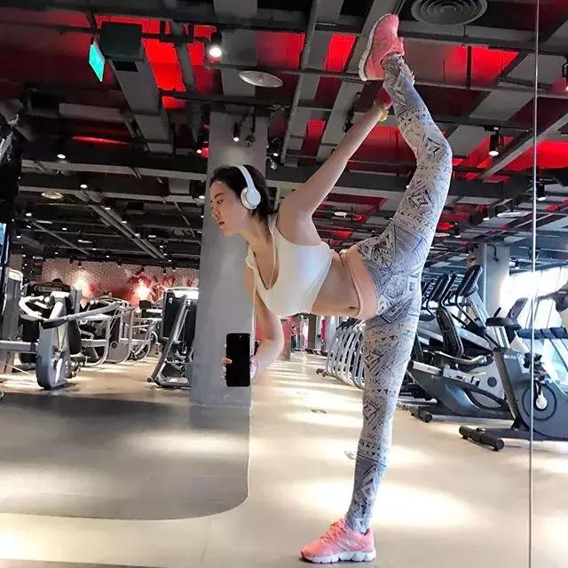 73岁奶奶因病零基础开始健身,73岁白发奶奶坚持健身13年