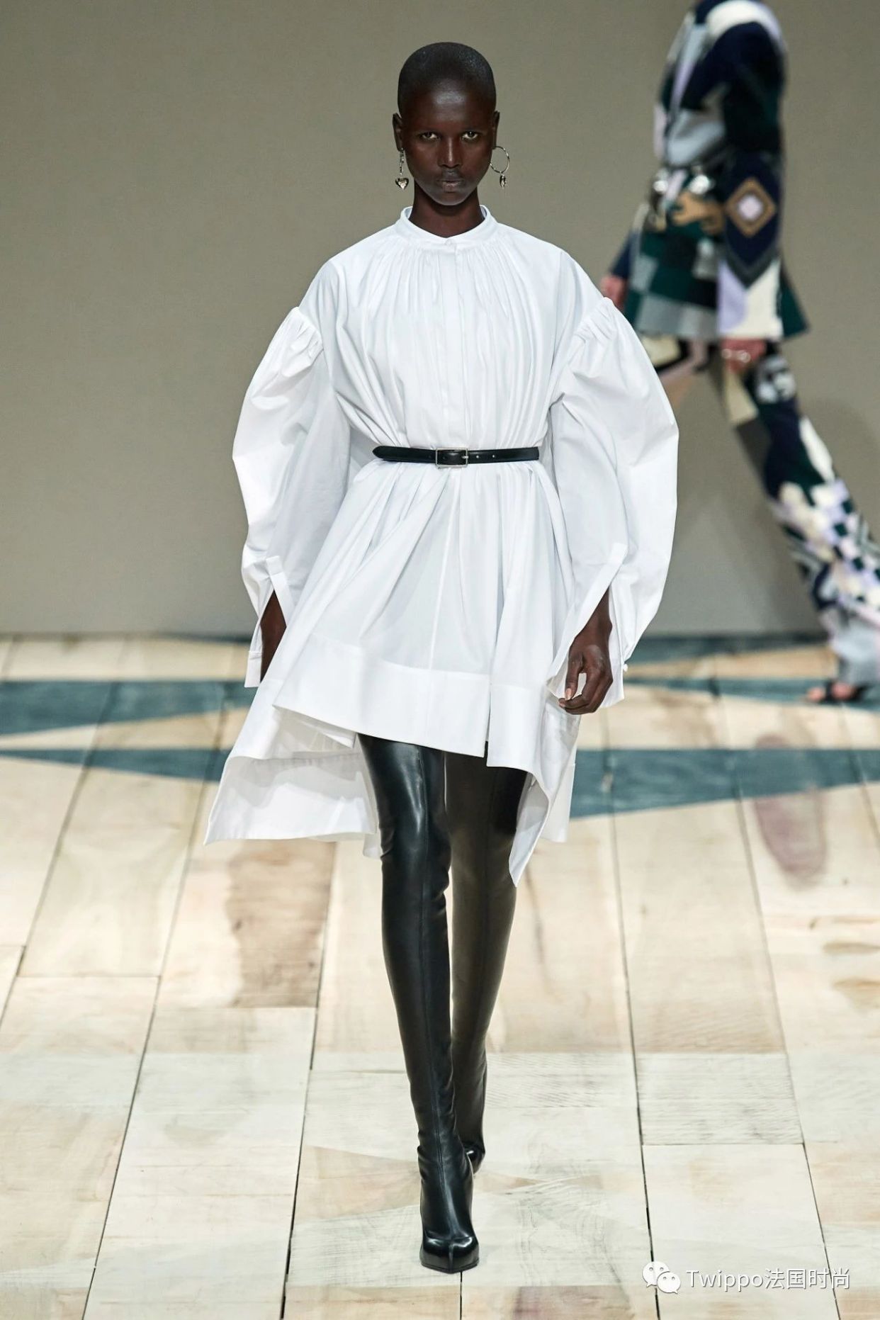 2020秋冬巴黎时装周givenchy秀场 (jacquemus 2020巴黎时装周秀场)