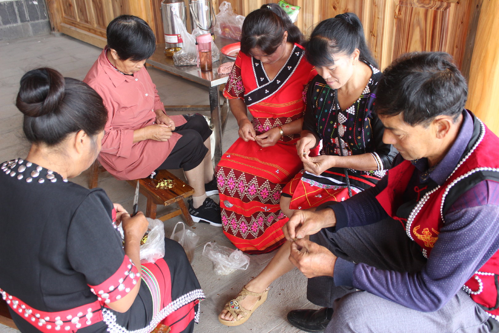 腾冲甘蔗寨：振兴路上*党**旗红古道佤乡换新颜