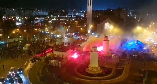 大巴黎球迷作死，焚烧土耳其*旗国**，被加拉塔萨雷球迷*光脱**衣服