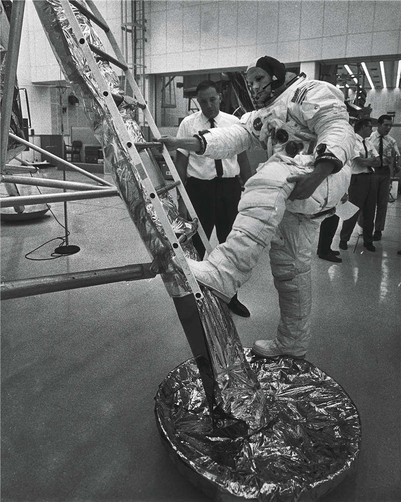 从“阿波罗1号”全体乘员牺牲，到实现20世纪最伟大成就之一，人类登月50年，从悲剧到传奇