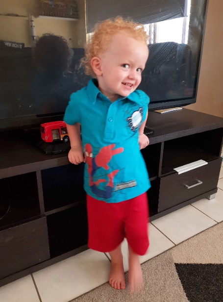 澳洲2岁熊孩子趁妈妈不注意,拿着屁屁霜就往1.6万的电视机上抹