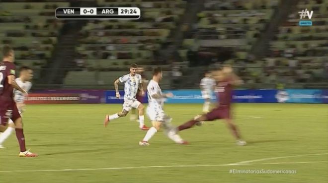 梅西断脚比赛,梅西被蹬踹