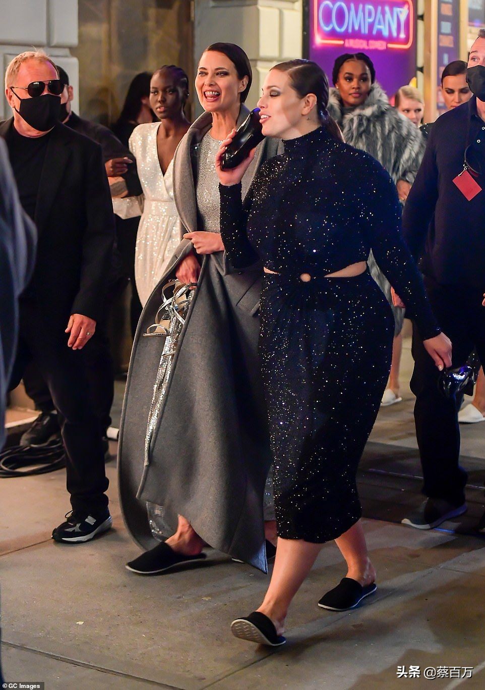 贝拉哈迪德伊莲娜走秀,伊莲娜贝拉三人走秀