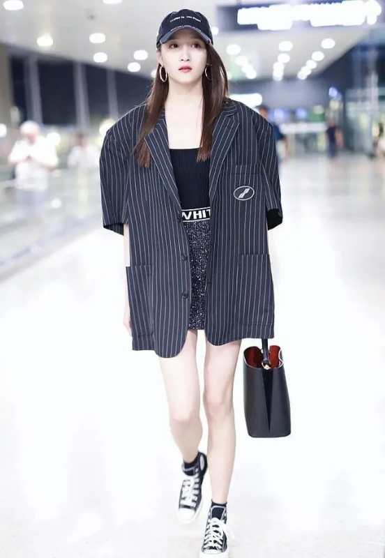 关晓彤穿镂空露脐装现身,关晓彤粉色薄纱露脐装