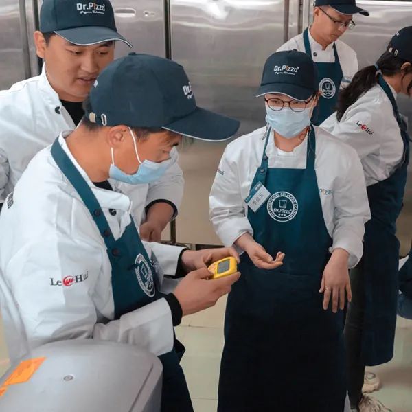 和面发酵后很粘,和面面团里都是气泡