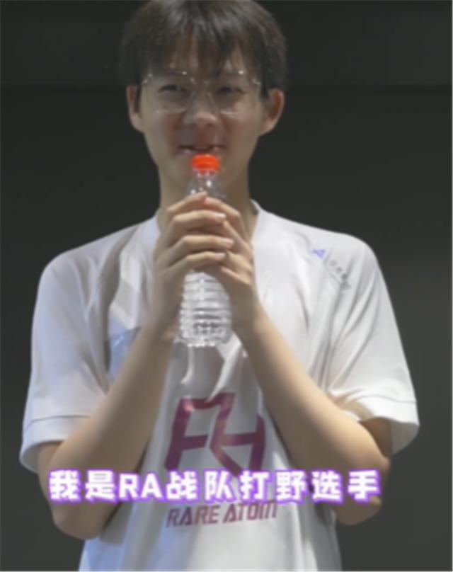 乐言主持摇头,乐言摇头晃脑视频