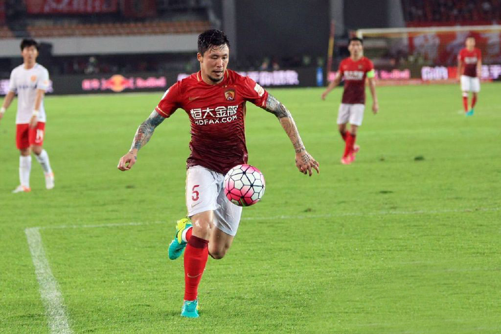 恭喜！30岁国足铁卫今喜迎第二个儿子，满头黑发超萌，娇妻是幼师