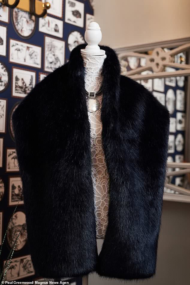 白金汉宫向纯素主义者，订购价值千元人造皮草围巾，女王说到做到