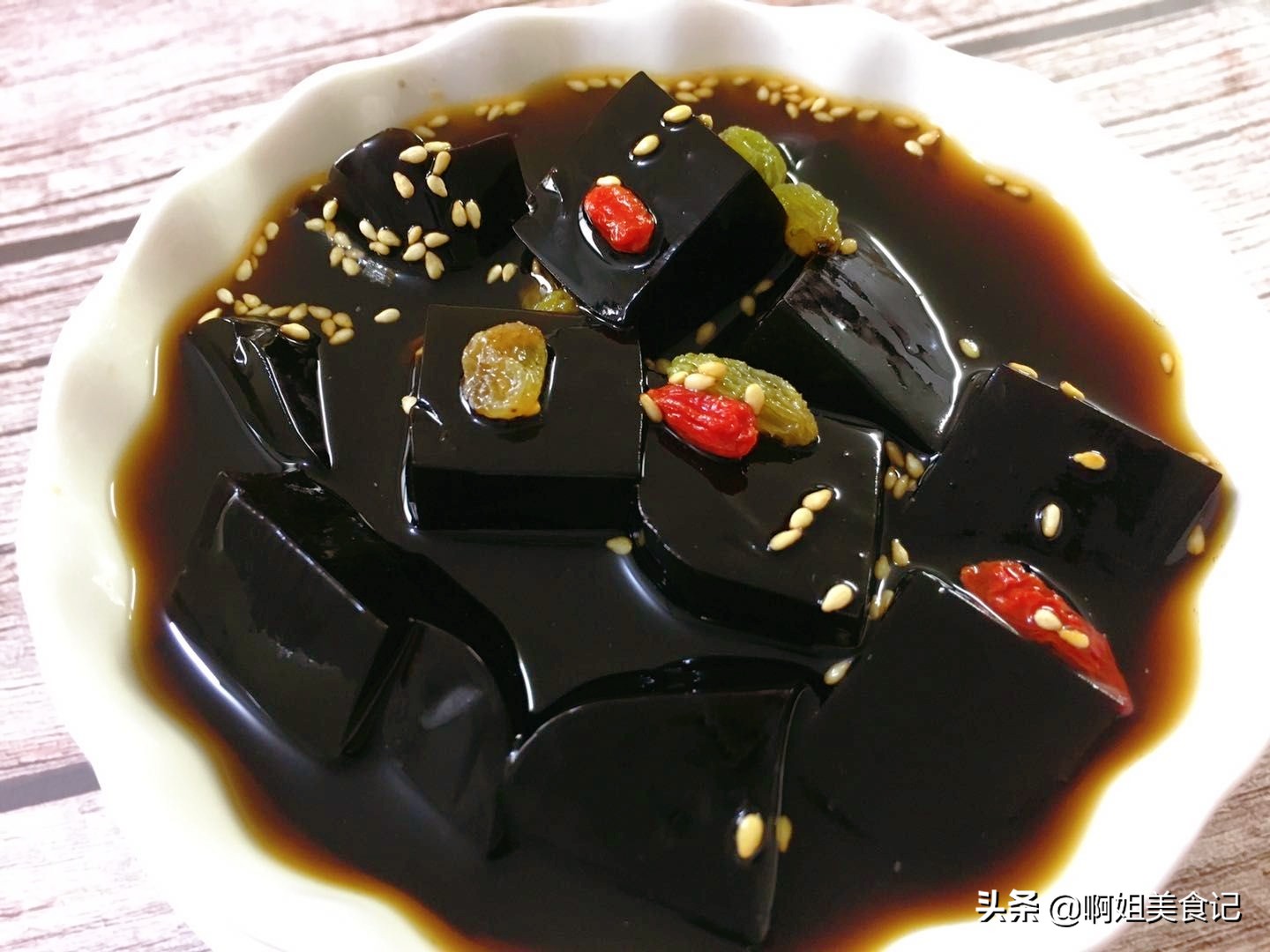 烧仙草和龟苓膏哪个更能清热解暑,90年代夏天解暑的龟苓膏