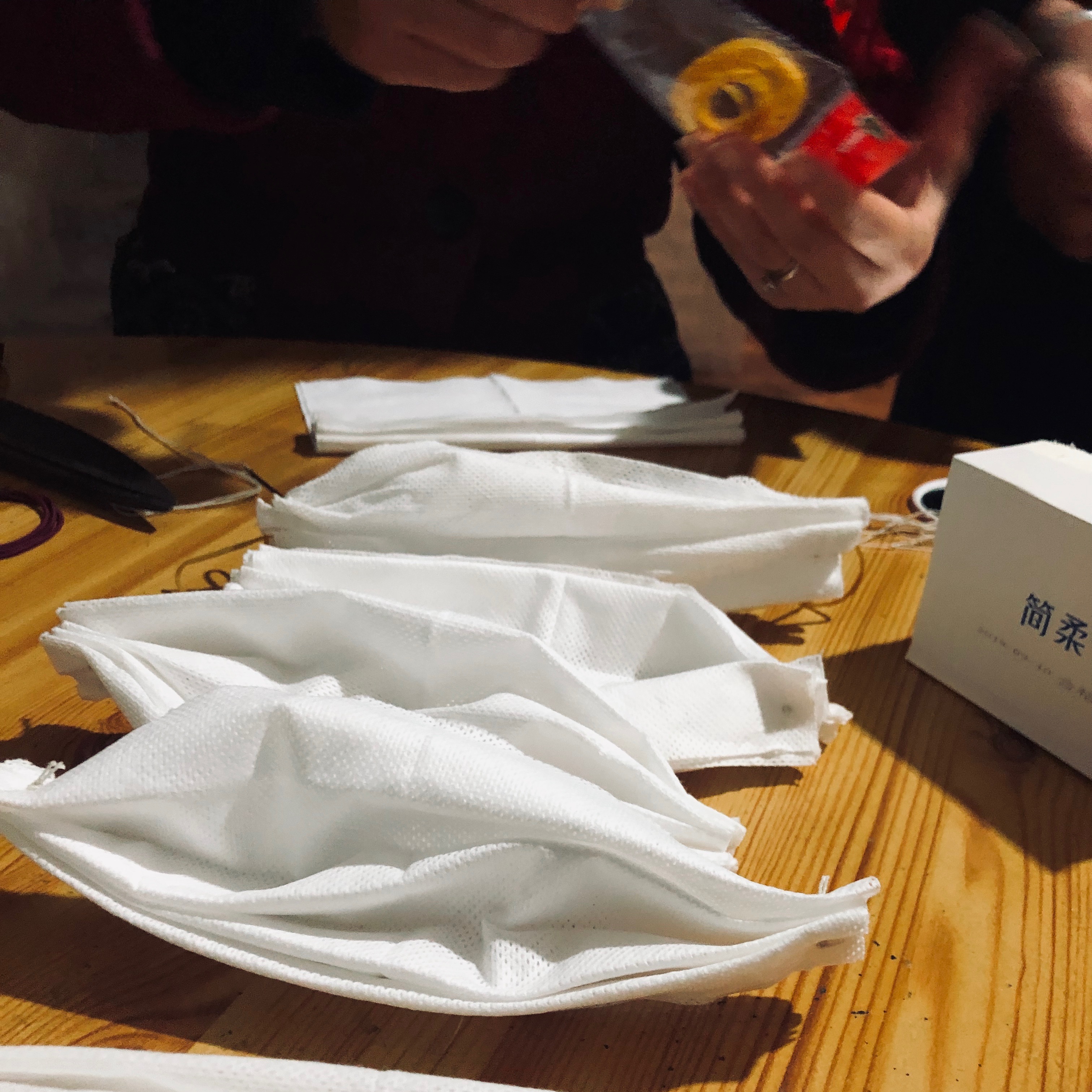 我们见证了历史,我们躺在沙发上