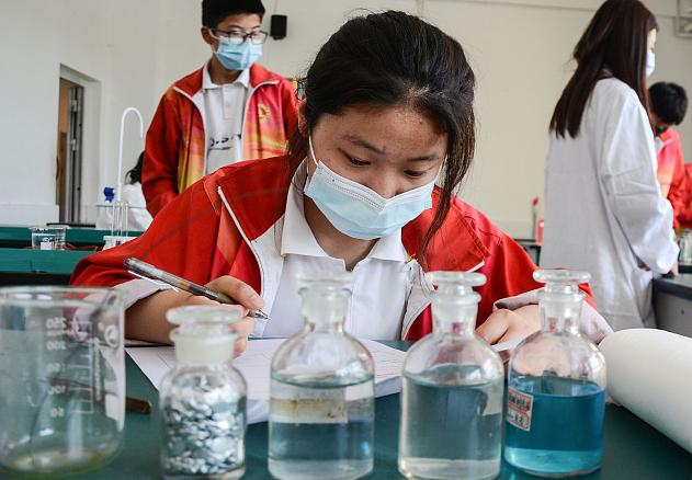 分析中学生叛逆的原因及应对策略,孩子上初中突然叛逆怎么应对