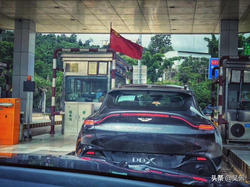 300万的阿斯顿马丁视频,阿斯顿马丁dbx2024款评测
